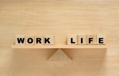 WORKLIFEと書かれた積み木